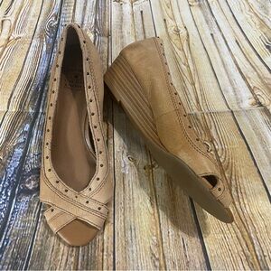 Lucky Brand Tan Leather Slip On Peep Toe 1 1/2” Wedge Heels Size 7.5 M